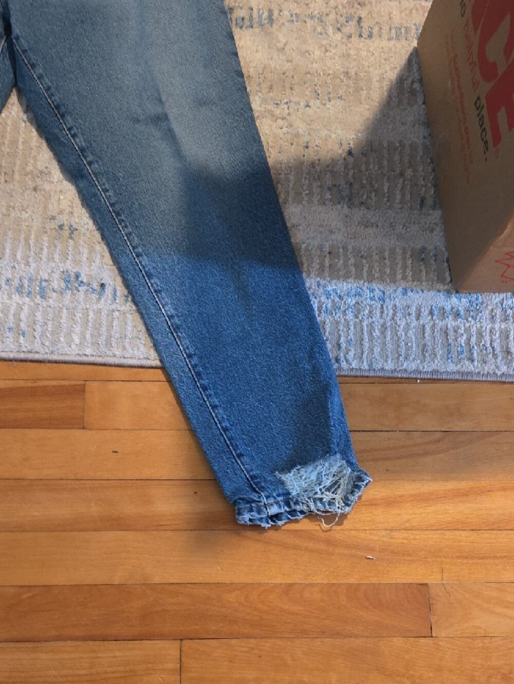 Good American Straight Jeans in Light Blue Denim - Picture 3 of 10